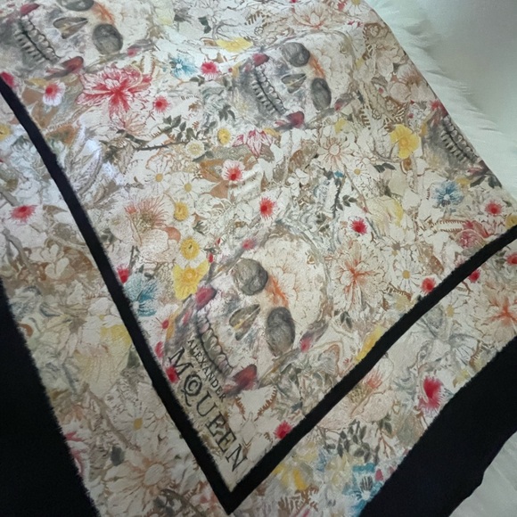 Alexander McQueen Silk wrap/Shawl. - Picture 9 of 16